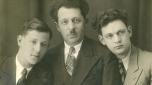 Марк Наумович Реентович (в центре) с младшим сыном Борисом Реентовичем (слева) и старшим сыном Юлием Реентовичем (справа). Фото из открытого источника.