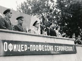 В.П. Коробцев выступает с приветственной речью на выпуске офицеров ТВВАИУ им. Ф.Э. Дзержинского. 1980 год. Ф. Р-5346. Оп. 1. Д. 41. Л. 1