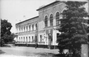 Здание Тамбовского государственного университета им. Г.Р. Державина на ул. Советской, 93 г. Тамбова. Памятник архитектуры середины XIX века, построен для Александринского института благородных девиц. 1999 г. Коллекция фотодокументов. Оп. 1. Ед.хр. 2117. Здание Тамбовского государственного университета им. Г.Р. Державина на ул. Советской, 93 г. Тамбова. Памятник архитектуры середины XIX века, построен для Александринского института благородных девиц. 1999 г. Коллекция фотодокументов. Оп. 1. Ед.хр. 2117.