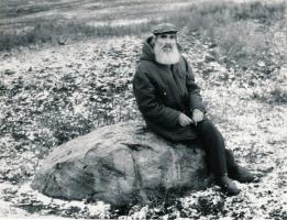 Художник, краевед Владимир Георгиевич Шпильчин в Маре (Умётский район), на родине поэта Евгения Абрамовича Боратынского. Фото П.В. Петручука, ноябрь 1999 г.