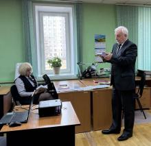 В.М. Тютюнник рассказывает о передаваемых на хранение документах. Авт. фото О. Дутова