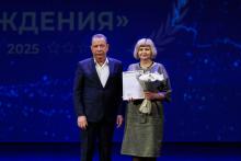 Награждение заведующего отделом комплектования, ведомственных архивов и делопроизводства, научно-технической обработки документов ГАТО Кариковой Е.В. Награду вручает заместитель председателя Тамбовской областной Думы Плужников Ю.В. 28.01.2026. Автор фото: Б. Тарасов.