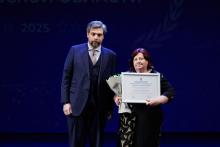 Награждение заведующего отделом организационно-методической и справочной работы ГАТО Злобиной Е.Д. Награду вручает заместитель Главы Тамбовской области Федосеенков Н.Н. 28.01.2026. Автор фото: Б. Тарасов.